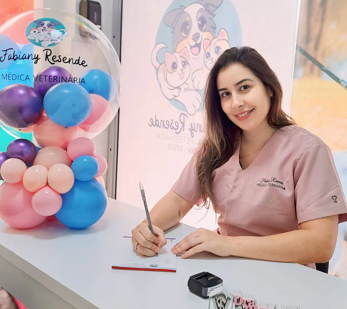 Dra. Fabiany Resende, médica-veterinária, em sua clínica em Campo Belo